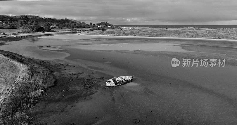 旧船残骸的航拍照片在库达夫河海滩海滩上的Co Donegal海岸爱尔兰